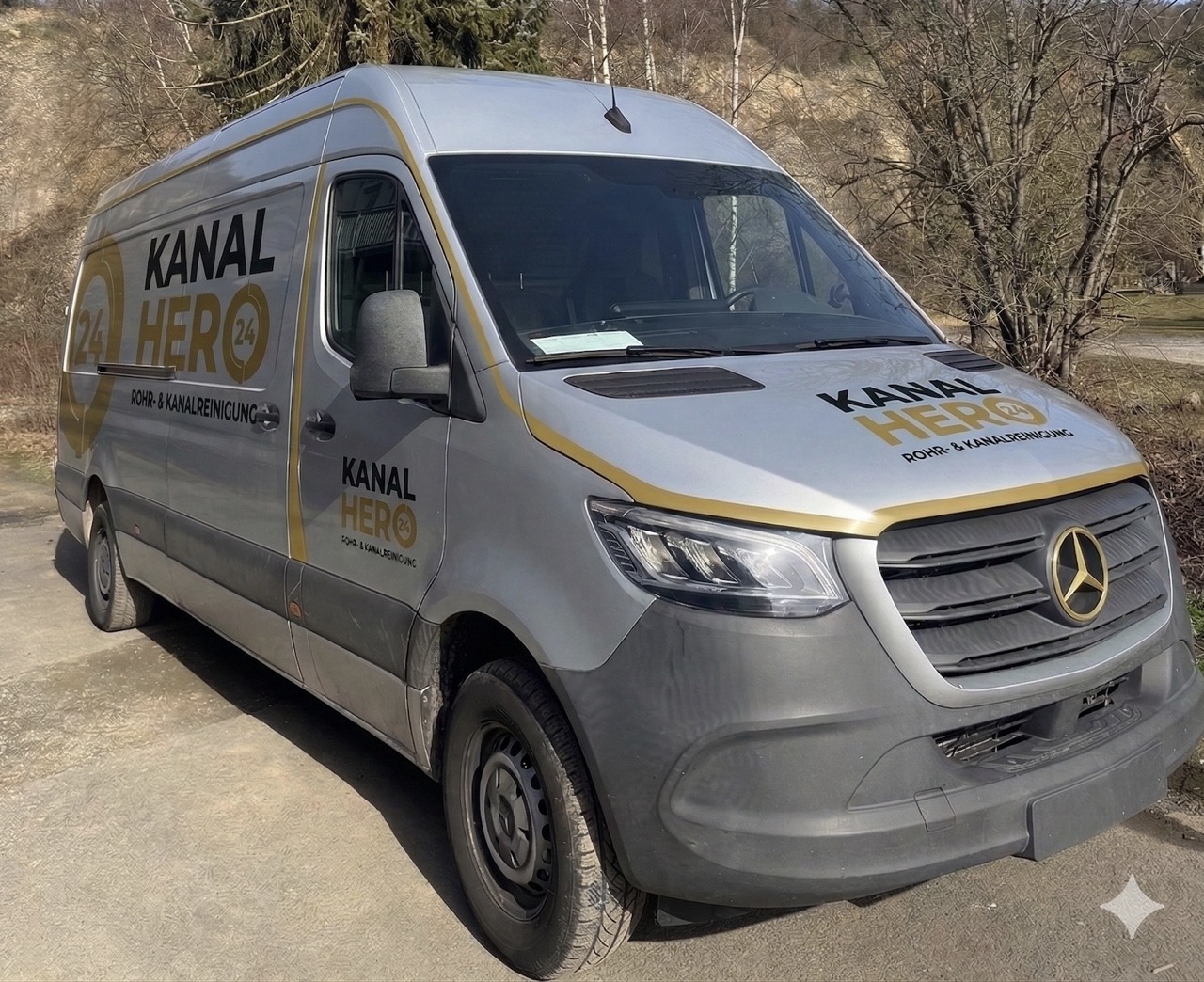 Servicefahrzeug und Team im Einsatz