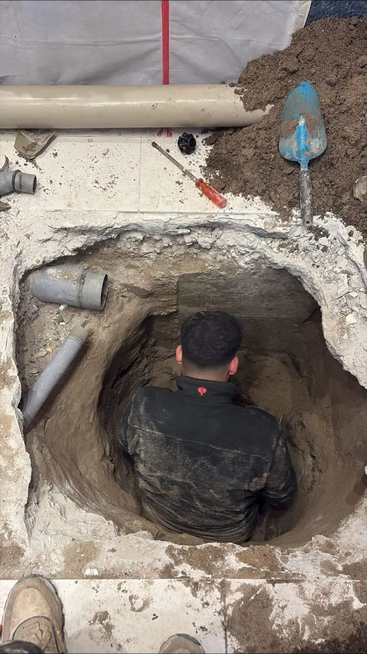 KanalHero 24 Techniker bei einer Rohrbruch-Reparatur unter der Bodenplatte in Köln